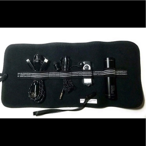 Refinery and Co Tech Accessories 🎧 - Picture 2 of 6